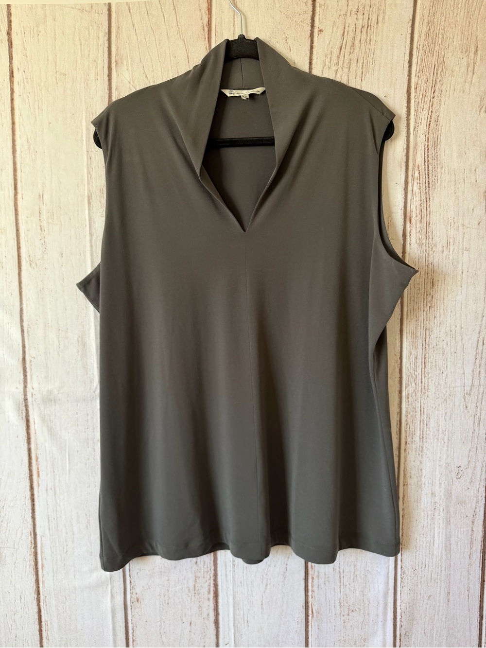 Tilley Sleeveless V-Neck Stand Collar Travel Top Size 2XL Made in Canada